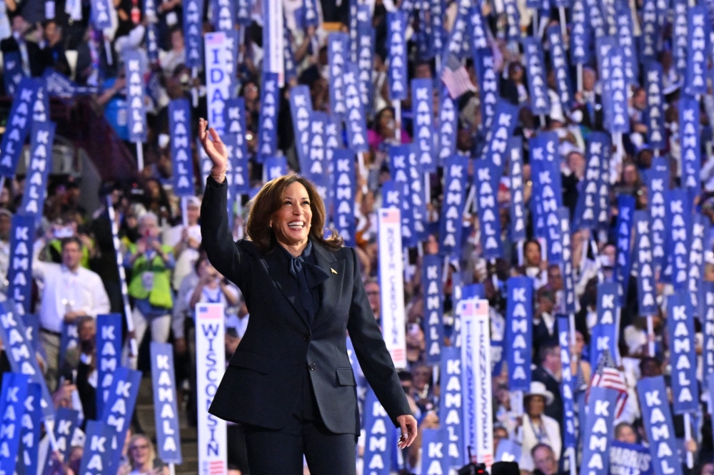TOPSHOT - US Vice President and 2024 Democratic presidential candidate Kamala Harris waves as she arrives to speak on the fourth and last day of the Democratic National Convention (DNC) at the United Center in Chicago, Illinois, on August 22, 2024. Vice President Kamala Harris formally accepted the party痴 nomination for president today at the DNC which ran from August 19-22 in Chicago. (Photo by Robyn Beck  / AFP)
