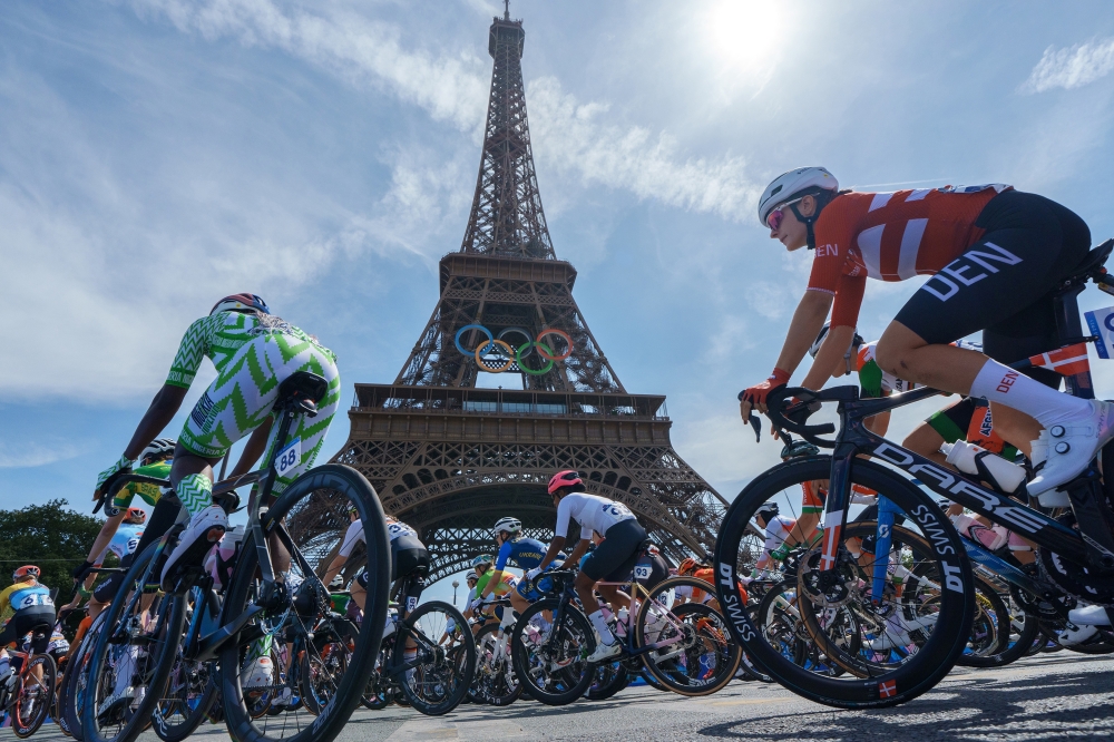 Cyclists competing in the women’s road race past the Eiffel Tower during the 2024 Summer Olympics in Paris, Aug. 4, 2024. (Chang W. Lee/The New York Times)