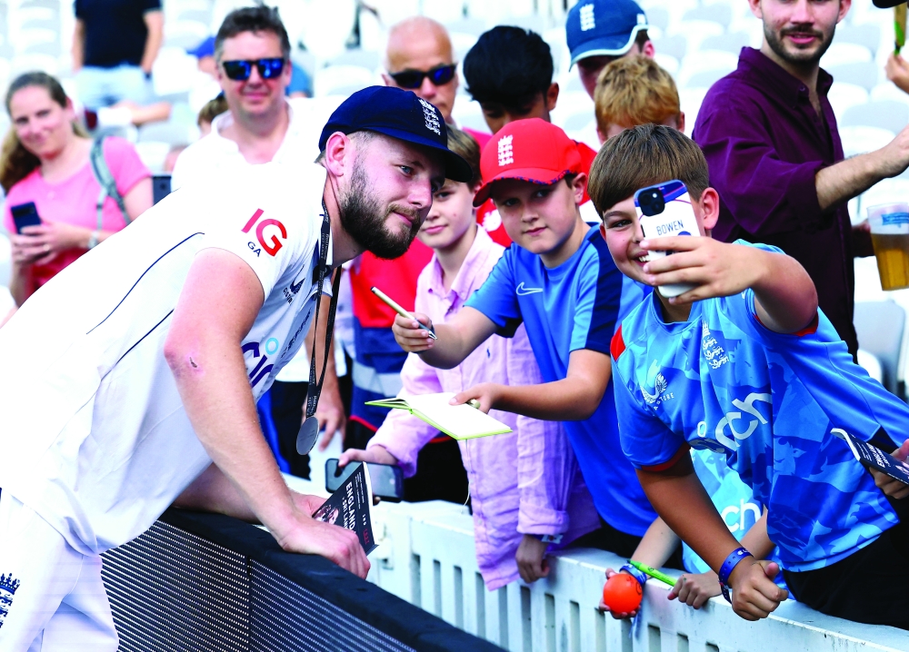 Cricket - Second Test - England v Sri Lanka - Lord's Cricket Ground, London, Britain - September 1, 2024 England's Gus Atkinson takes a selfie with young fans Action Images via Reuters/Andrew Boyers
