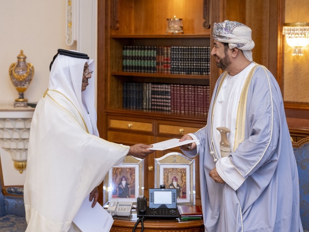Sayyid Khalid receives the written message from Ambassador of Qatar to Oman 
