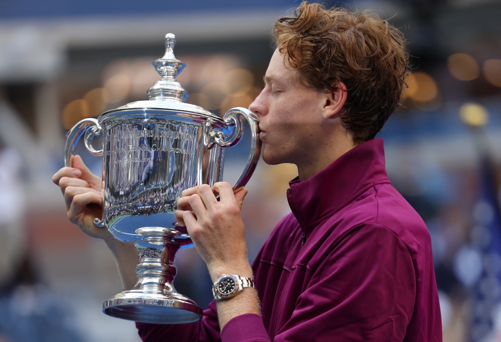 Tennis - U.S. Open - Flushing Meadows, New York, United States - September 8, 2024 Italy's Jannik Sinner celebrates with the trophy after winning his final match against Taylor Fritz of the U.S. REUTERS/Mike Segar

