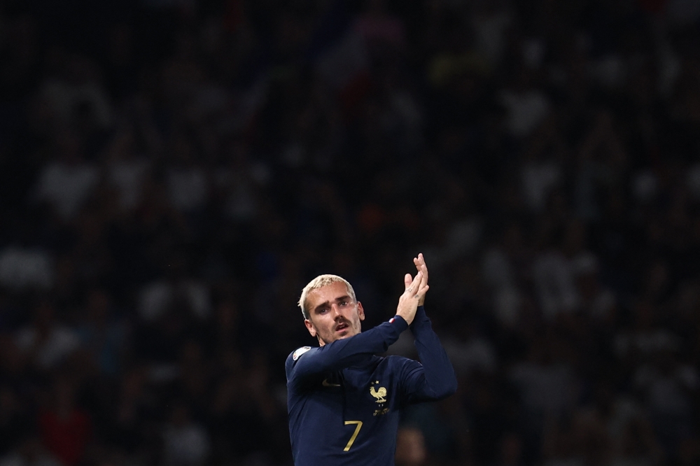 (FILES) France's forward #07 Antoine Griezmann greets supporters as he leaves the pitch after a substitution during the UEFA Euro 2024 football tournament Group B qualifying match between France and Republic of Ireland, at the Parc des Princes stadium in Paris, on September 7, 2023.  France's 2018 World Cup-winning star Antoine Griezmann on September 30, 2024 announced his retirement from international football, bringing to an end a 10-year career with his country. (Photo by Anne-Christine POUJOULAT / AFP)


