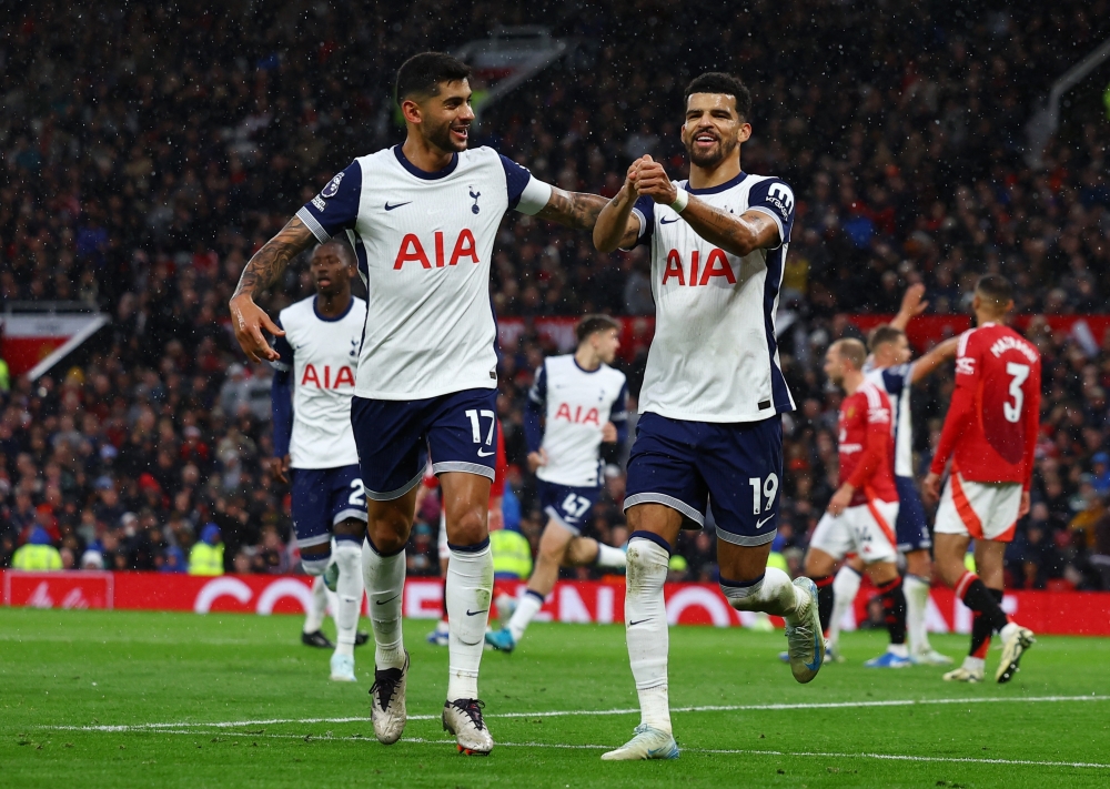 Soccer Football - Premier League - Manchester United v Tottenham Hotspur - Old Trafford, Manchester, Britain - September 29, 2024 Tottenham Hotspur's Dominic Solanke celebrates scoring their third goal with Cristian Romero Action Images via Reuters