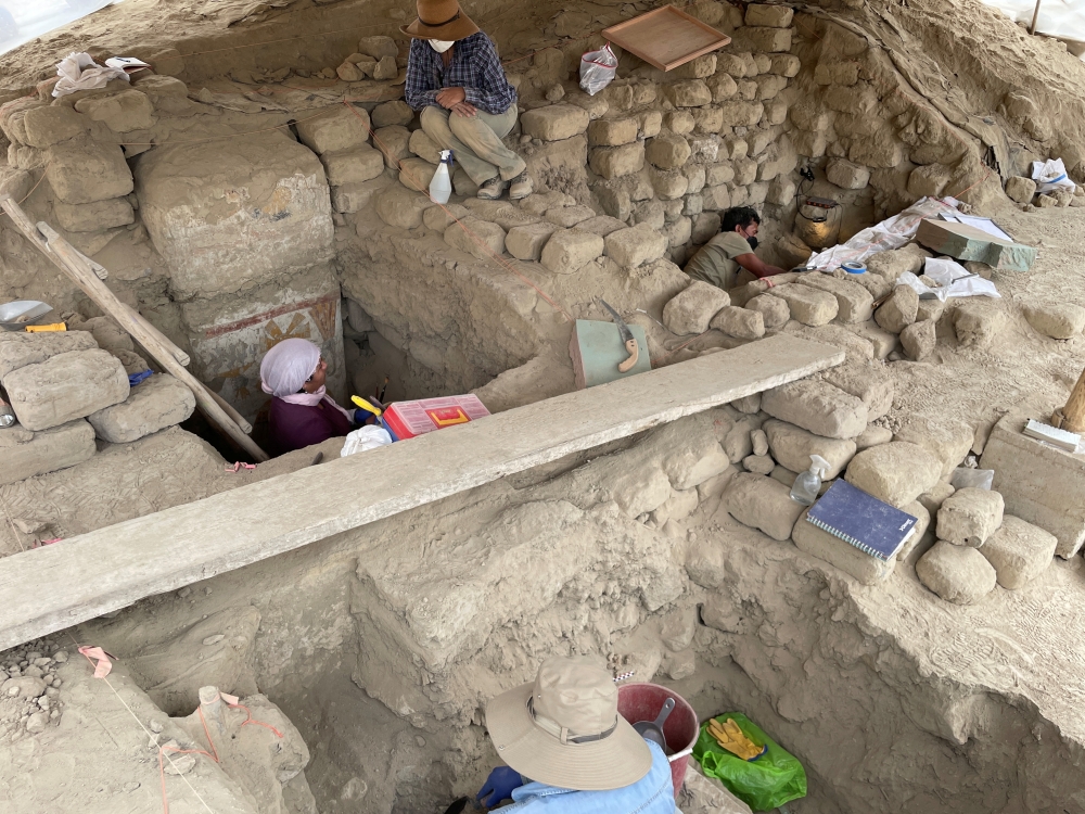 A team work for the study, documentation, and conservation of the painted architecture at the archaeological site of Panamarca where archaeologists have uncovered evidence that could point to a woman ruling in a coastal valley during the ancient Moche culture over 1,300 years ago, including a used throne and scenes in elaborate wall paintings, in Nepena, Peru, in this handout photo distributed on September 29, 2024. PRIA (Archaeological Research Program) Paisajes Arqueologicos de Panamarca - Lisa Trever/Handout via REUTERS ATTENTION EDITORS - THIS IMAGE HAS BEEN SUPPLIED BY A THIRD PARTY. MANDATORY CREDIT
