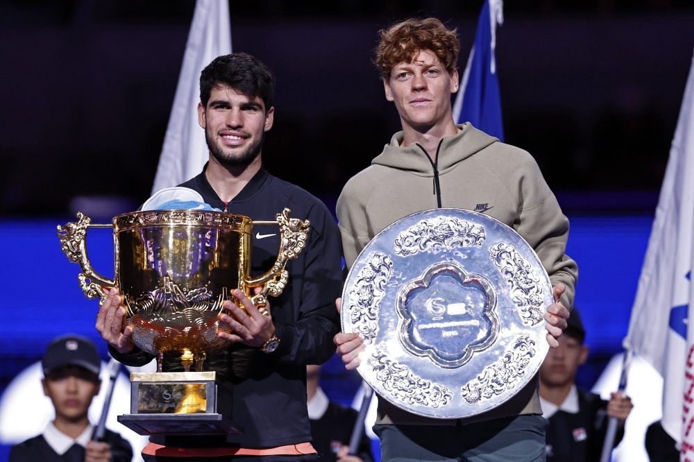 Tennis - China Open - China National Tennis Center, Beijing, China - October 2, 2024 Winner Spain's Carlos Alcaraz and runner up Italy's Jannik Sinner pose with their trophies after the final match REUTERS/Tingshu Wang
