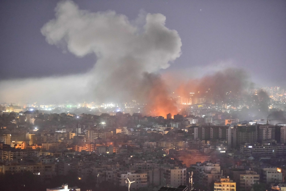 Smoke rises from the site of an Israeli airstrike that targeted a neighborhood in Beirut痴 southern suburb on October 3