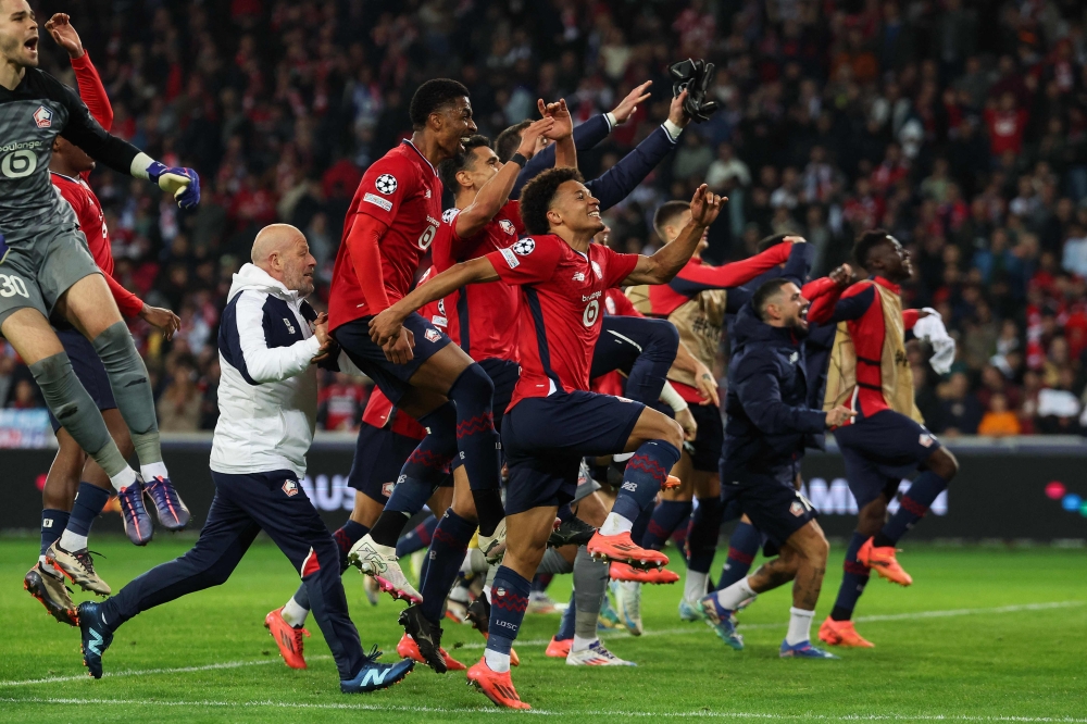TOPSHOT - Lille's players celebrate after winning the UEFA Champions League football match between Lille LOSC and Real Madrid at the Pierre Mauroy Stadium in Villeneuve-d'Ascq, northern France, on October 2, 2024. (Photo by FRANCK FIFE / AFP)


