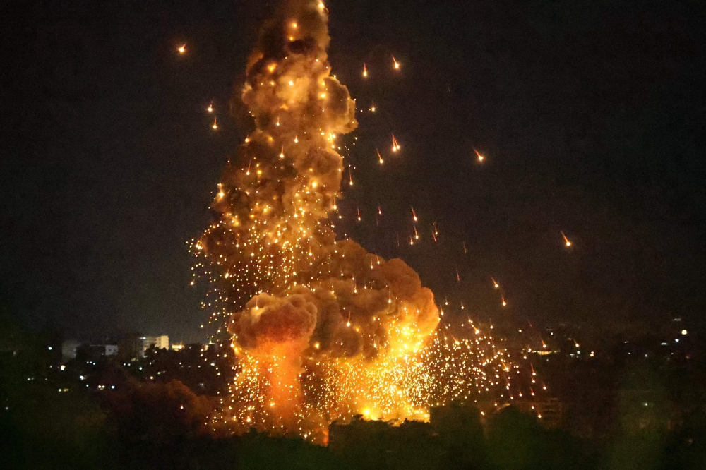 Smoke rises from the site of an Israeli airstrike that targeted a neighborhood in Beirut痴 southern suburb late October 6, 2024. 