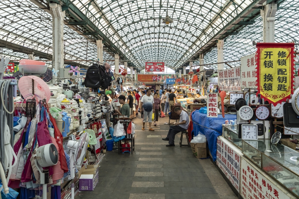 Residents do their morning shopping at a market in Shanghai, Sept. 19, 2024. (Qilai Shen/ The New York Times)