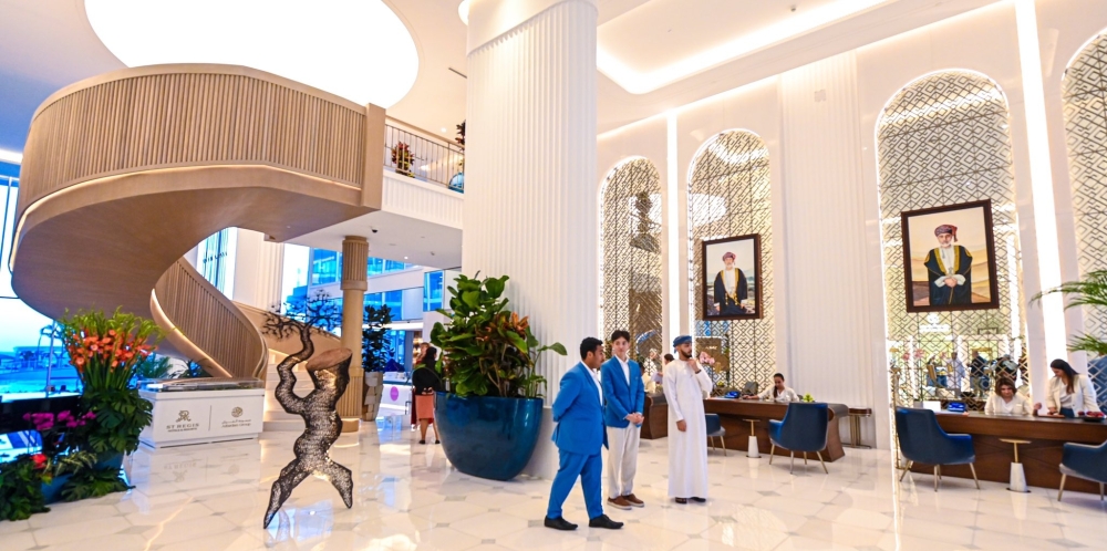  The resort includes 250 hotel rooms as well as suites, residential units and other facilities.