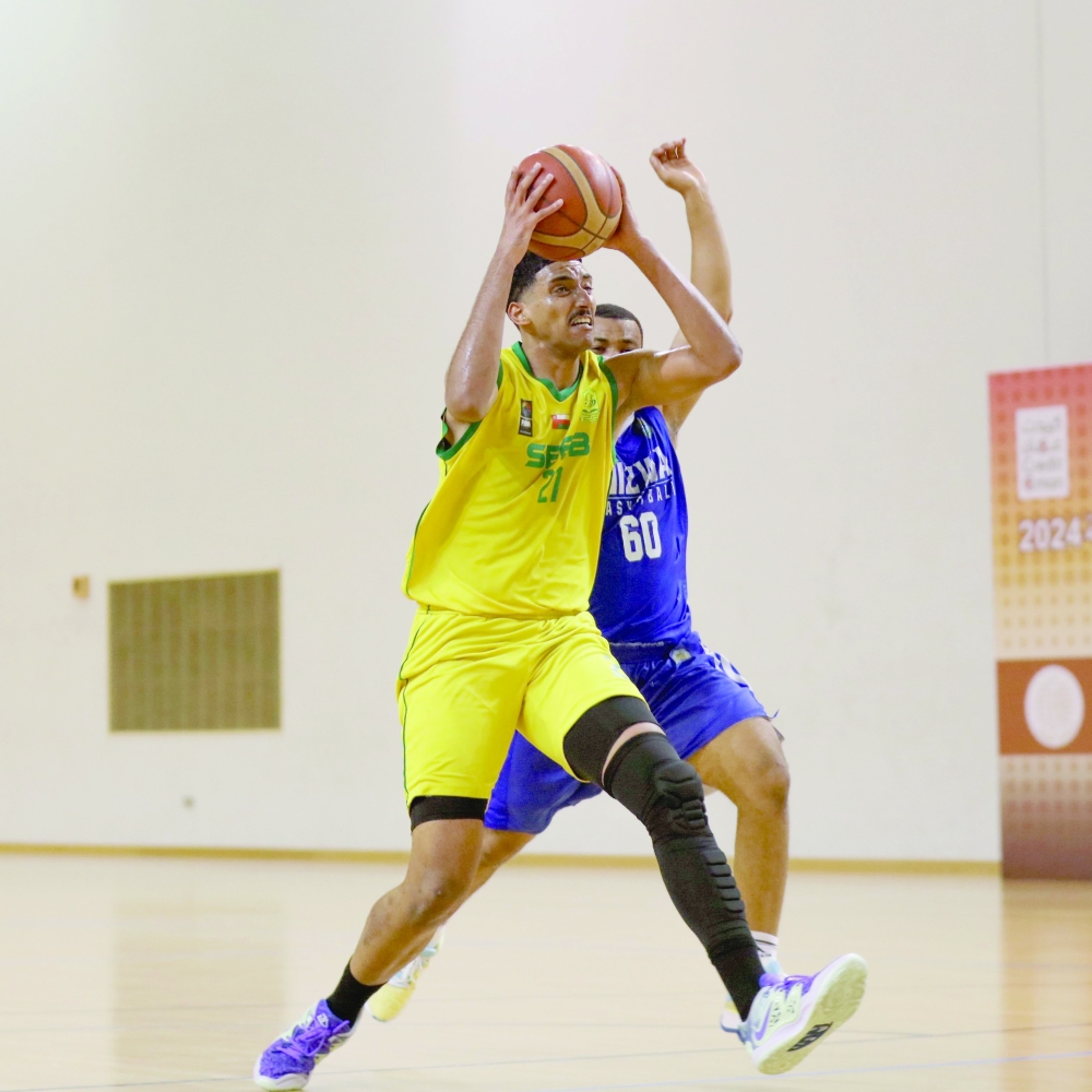 Seeb and Nizwa players fight for the ball. -- Amir al Hamhami