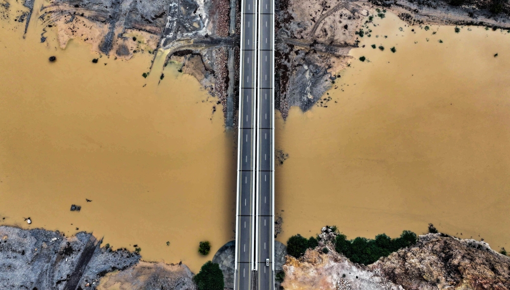 Footage showing the impact of the tropical system "Al-Sayyal" on Quriyat 