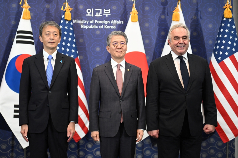 Officials poses for photos during their trilateral meeting at the Foreign Ministry in Seoul. — Reuters 