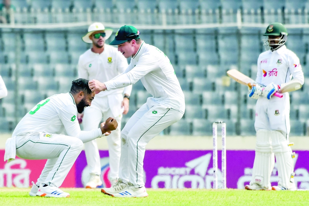 Dane Piedt (L) celebrates with Stubbs (2R). — AFP