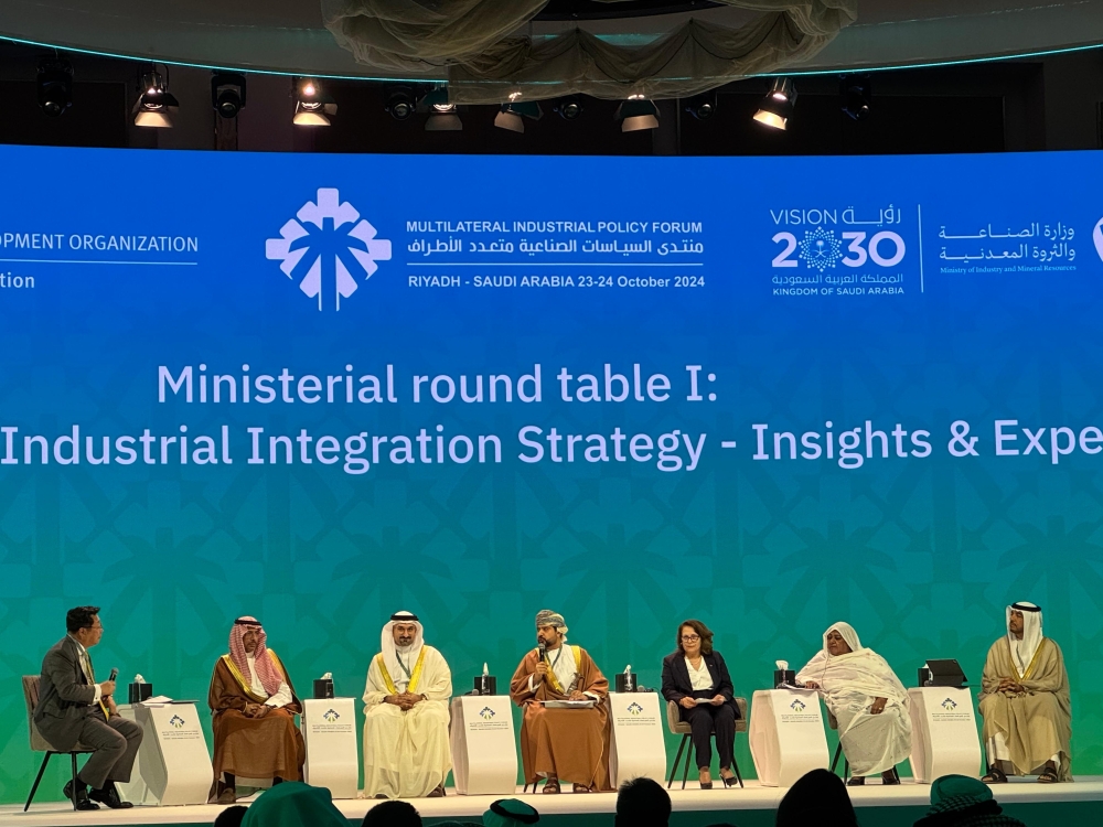 Oman was represented during the forum by Qais Mohammed al Yousef, Minister of Commerce, Industry and Investment Promotion.