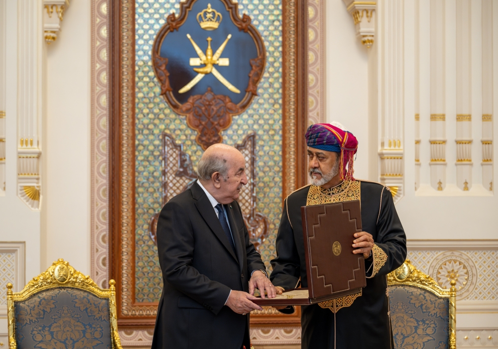  His Majesty the Sultan also presented the Algerian President with a commemorative gift, which was an Omani dagger