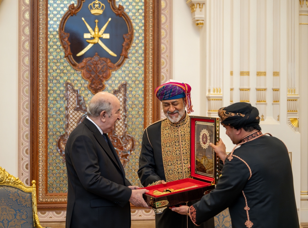 His Majesty the Sultan also presented the Algerian President with a commemorative gift, which was an Omani dagger