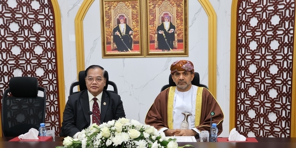 Dr Saud Hamoud al Habsi with Dr Osman Hassan in Muscat on Wednesday. — ONA