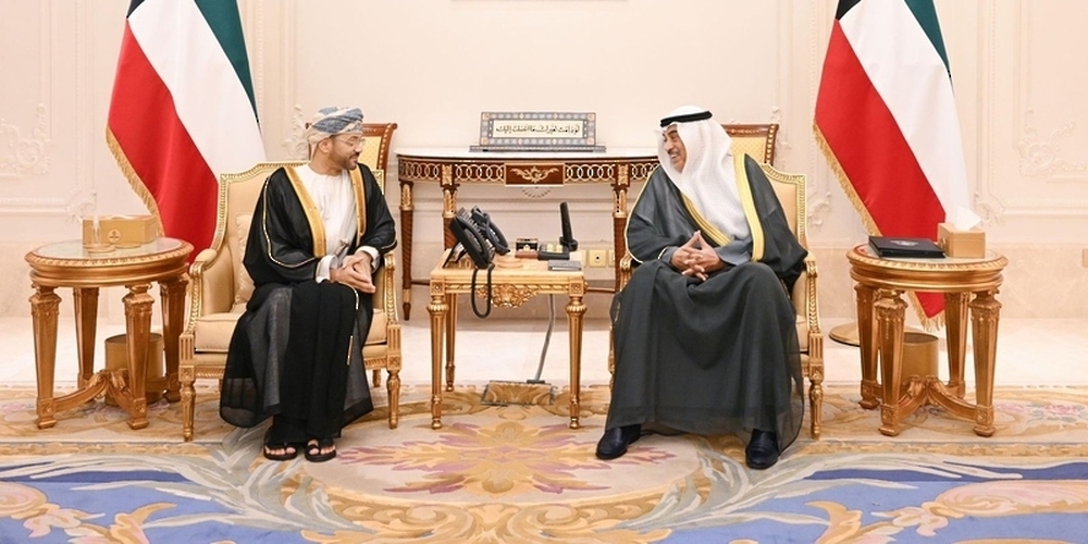 Sheikh Sabah Khalid Al Hamad Al Mubarak Al Sabah, Crown Prince of the State of Kuwait received at Bayan Palace on Thursday Sayyid Badr bin Hamad Al Busaidi, Foreign Minister who is on an official visit to Kuwait. - ONA