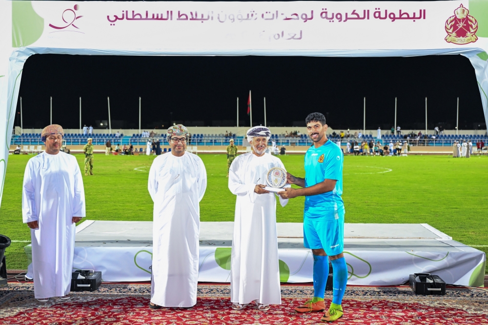   Nasr al Kindi crowning Zahran the best goalkeeper
