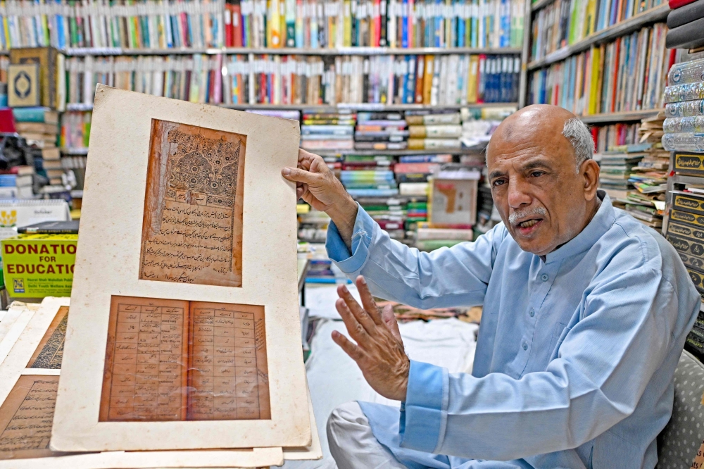 This photograph taken on October 22, 2024 shows Sikander Mirza Changezi, the co-founder of Hazrat Shah Waliullah public library, speaking during an interview with AFP, at his library in Urdu Bazar in the old quarters of Delhi. Urdu, spoken by many millions today, has a rich past that reflects how cultures melded to forge India's complex history. - To go with 'India-Language-History-Urdu', FOCUS by Aishwarya KUMAR and Abhaya SRIVASTAVA
 (Photo by Sajjad HUSSAIN / AFP) / To go with 'India-Language-History-Urdu', FOCUS by Aishwarya KUMAR and Abhaya SRIVASTAVA

