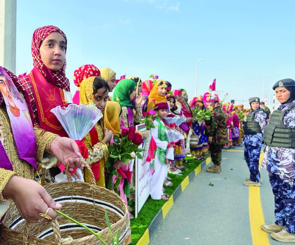 Citizens in Nakhal welcome Royal motorcade passing their wilayat