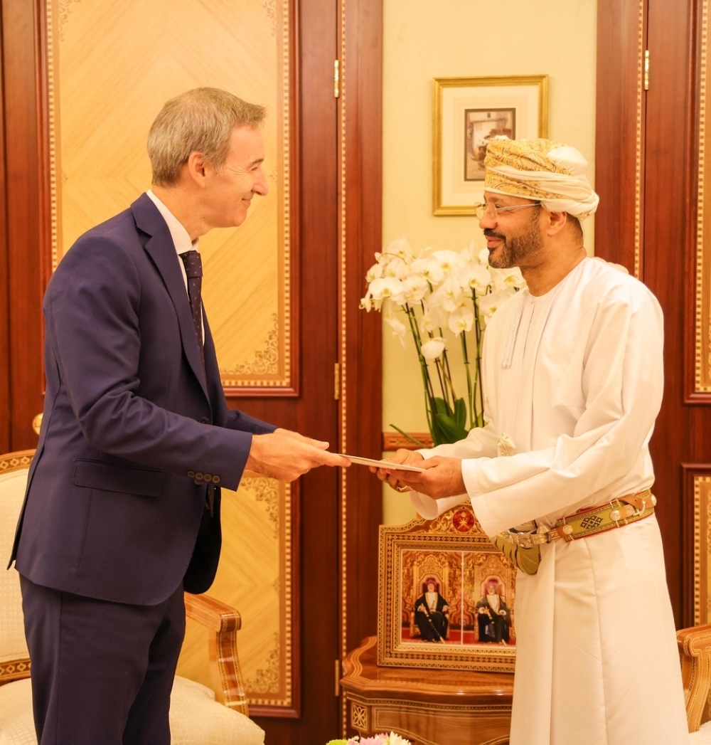 The message was handed over to Sayyid Badr, Foreign Minister when he received Francisco Javier de Isturiz, Ambassador of the Kingdom of Spain to Oman 