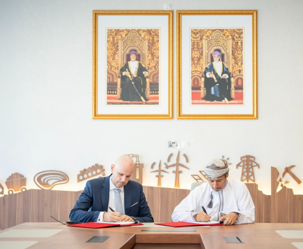 The agreement was signed by Eng Salim bin Nasser al Aufi, Minister of Energy and Minerals and Dr Roman Lorf, who represented the company.