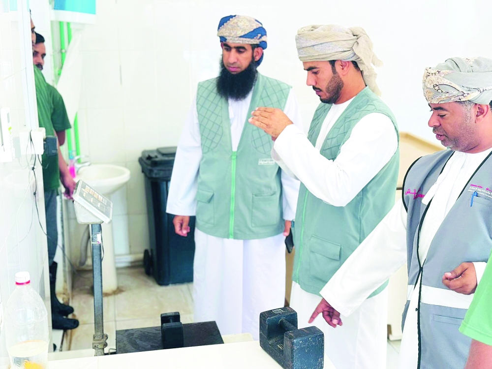 A commercial establishment in Al Sharqiyah North was seized for tampering with fish weights and deceiving consumers.