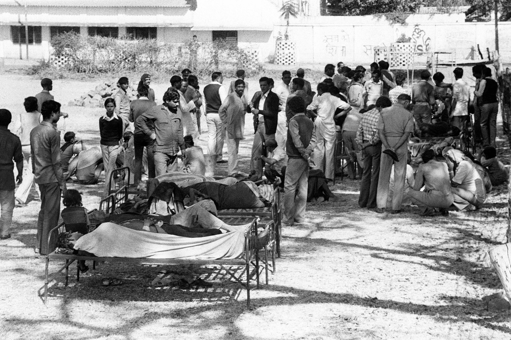 Gas leak disaster victims wait to be treated at a hospital in Bhopal on December 4, 1984