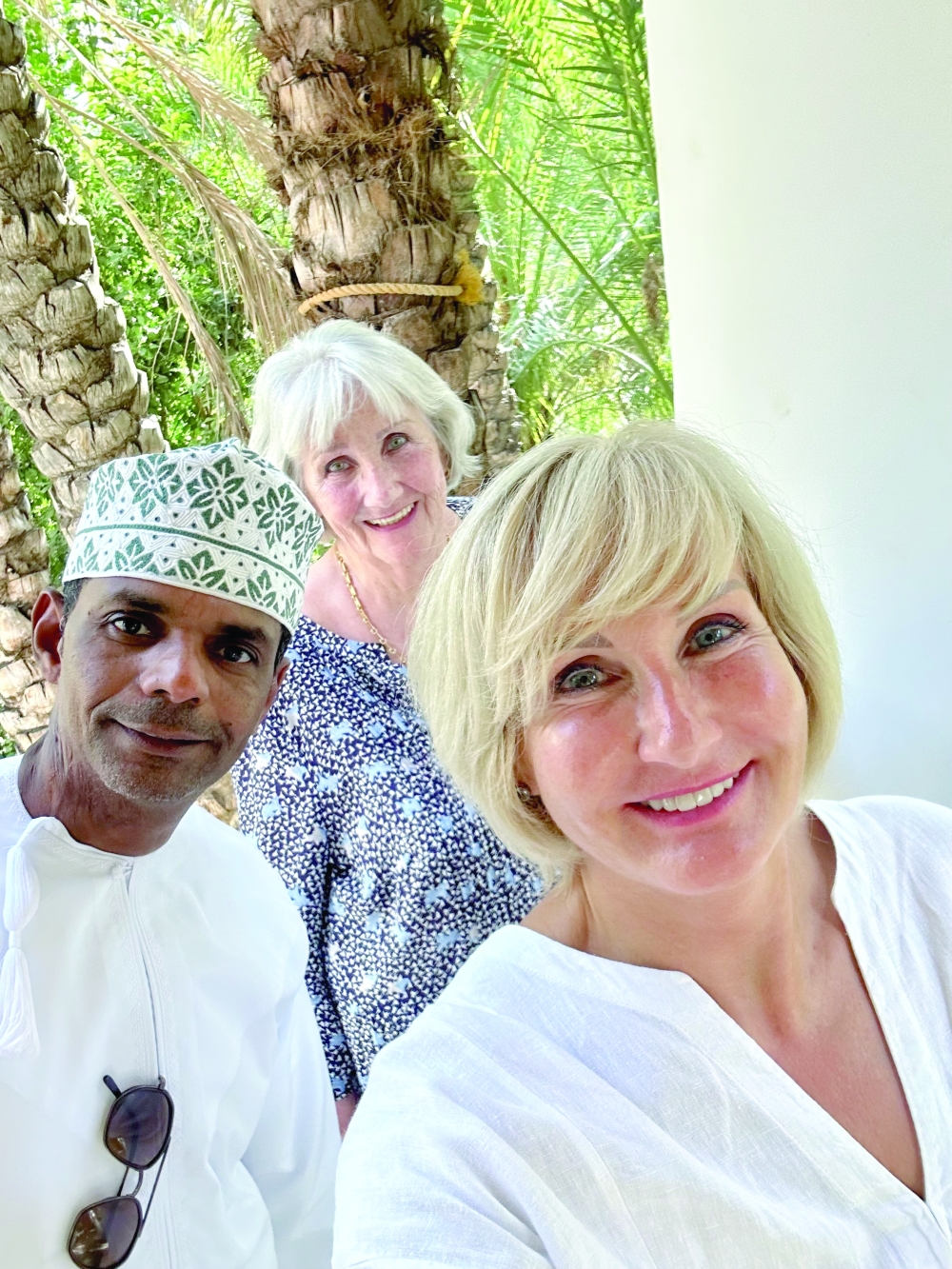 Anne Hörster and her mom Gerda with a Omani at the Tiwi guest house