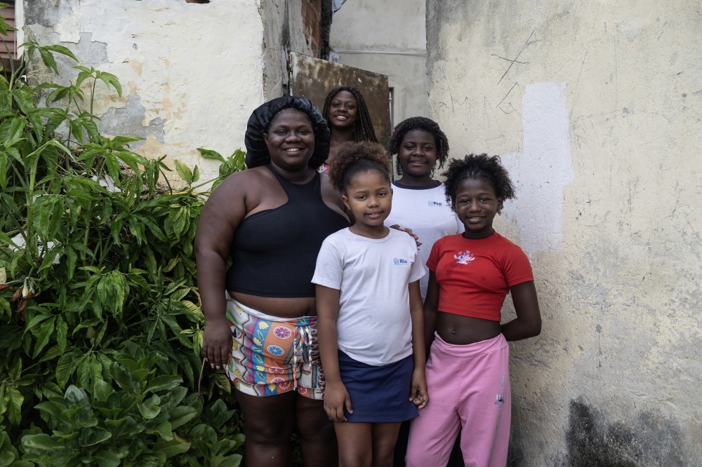 Marcelle da Silva Oliveira, left, with family members Emanuelle, top, Valentina, center, Bruna, second from right, and Rebeca, right, in Rio de Janeiro, Nov. 5, 2024.(Dado Galdieri/The New York Times)