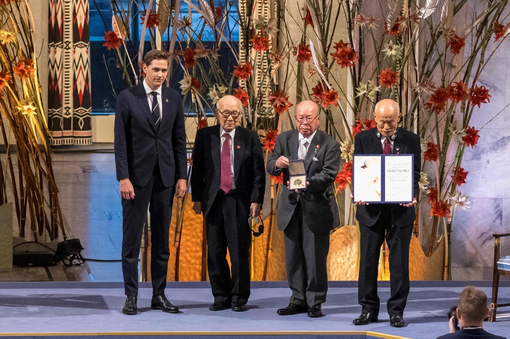 (L-R) The Chairman of the Nobel Committee Jّrgen Watne Frydnes and the representatives of the organization Nihon Hidankyo, (2ndL-R) Terumi Tanaka, Shigemitsu Tanaka and Toshiyuki Mimaki receive their Nobel Peace Prize award during the ceremony at the Oslo City Hall in Oslo. — AFP 