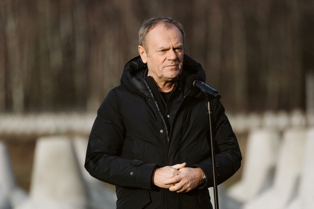 FILE PHOTO: Polish Prime Minister Donald Tusk visits the first part of a system dubbed East Shield, the construction of military fortifications along the eastern frontier of Poland, in Dabrowka, Poland November 30, 2024. Martyna Niecko/Agencja Wyborcza.pl via REUTERS   ATTENTION EDITORS - THIS IMAGE WAS PROVIDED BY A THIRD PARTY. POLAND OUT. NO COMMERCIAL OR EDITORIAL SALES IN POLAND./File Photo

