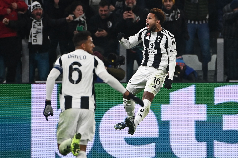 TOPSHOT - Juventus' US midfielder #16 Weston McKennie (R) leaps in the air as he celebrates after scoring Juventus' second goal during the UEFA Champions League, league phase day 6, football match between Juventus (ITA) and Manchester City (ENG) at the Allianz stadium in Turin, on December 11, 2024.  (Photo by Isabella BONOTTO   / AFP)

