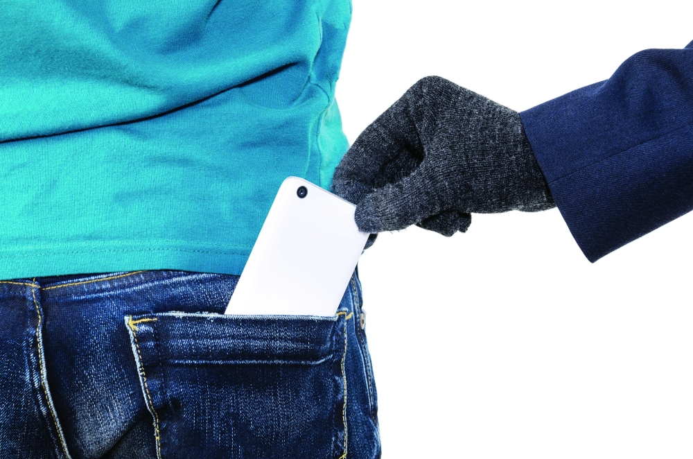 How to avoid pickpockets and street scams