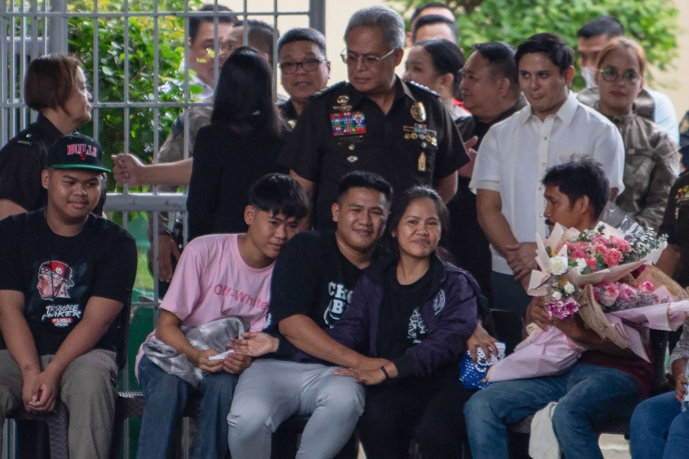 Mary Jane Veloso (seated 4th L) is reunited with family members