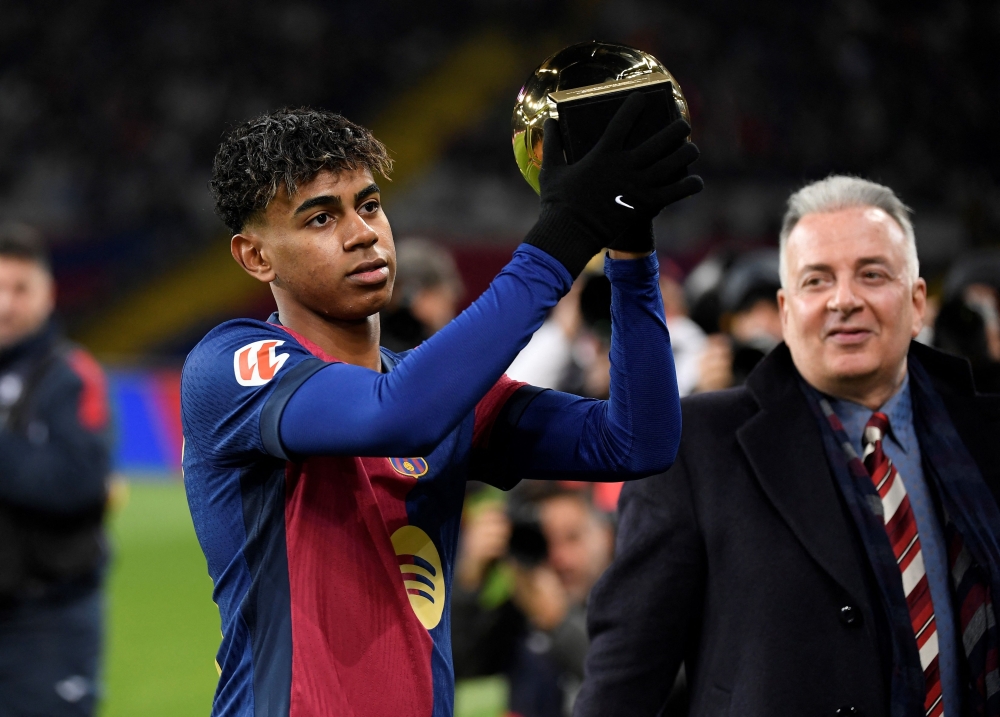 Barcelona's Spanish forward 19 Lamine Yamal 