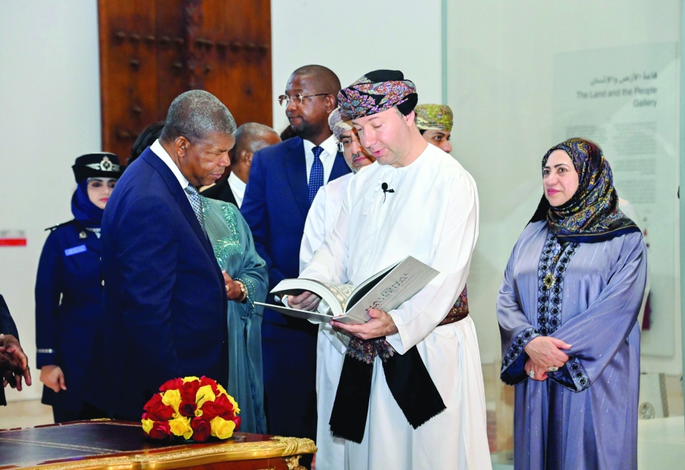 The President and his delegation were received by Jamal bin Hassan al Mousawi, Secretary-General of the National Museum