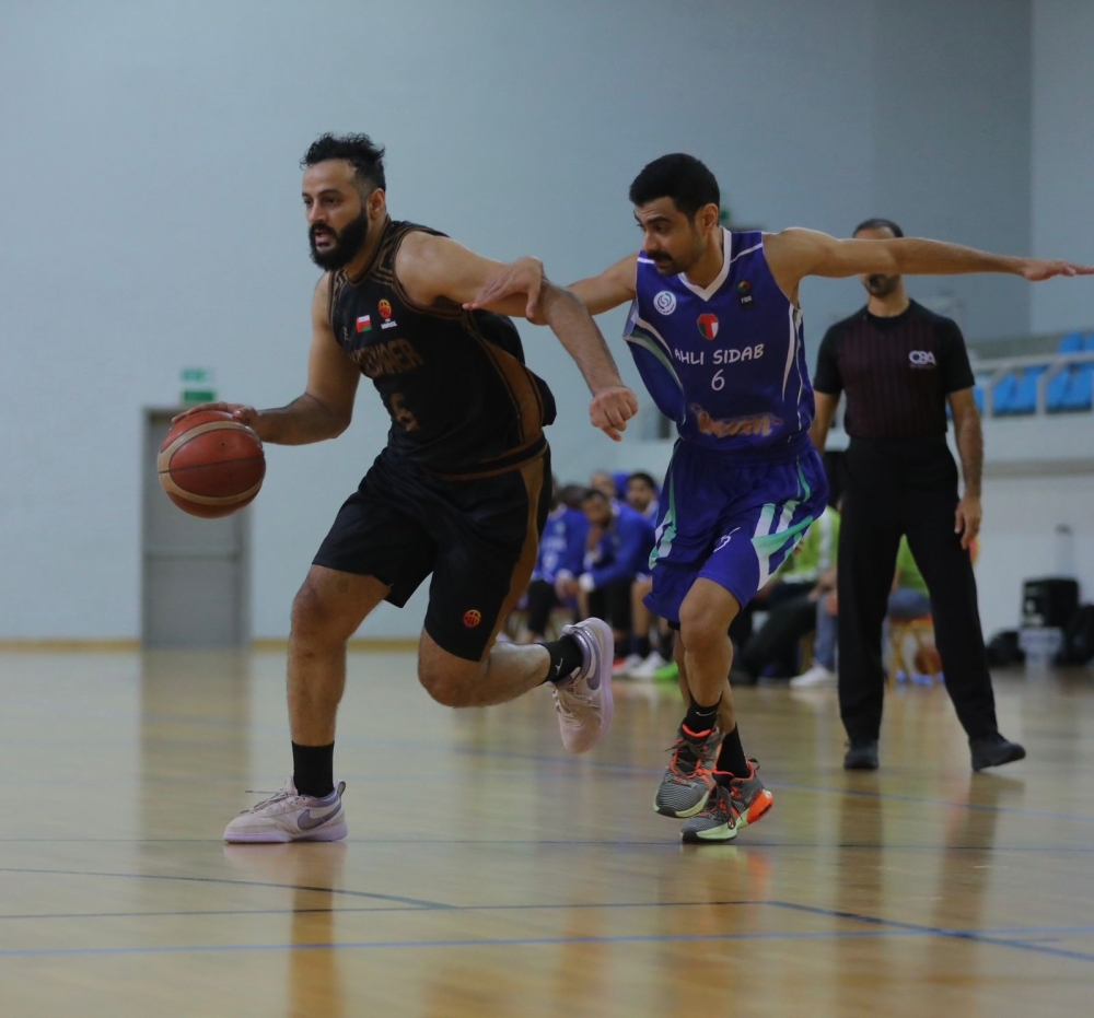Al Bashayer and Ahli Sidab players fight for the ball. -- Ammar Al Musafir