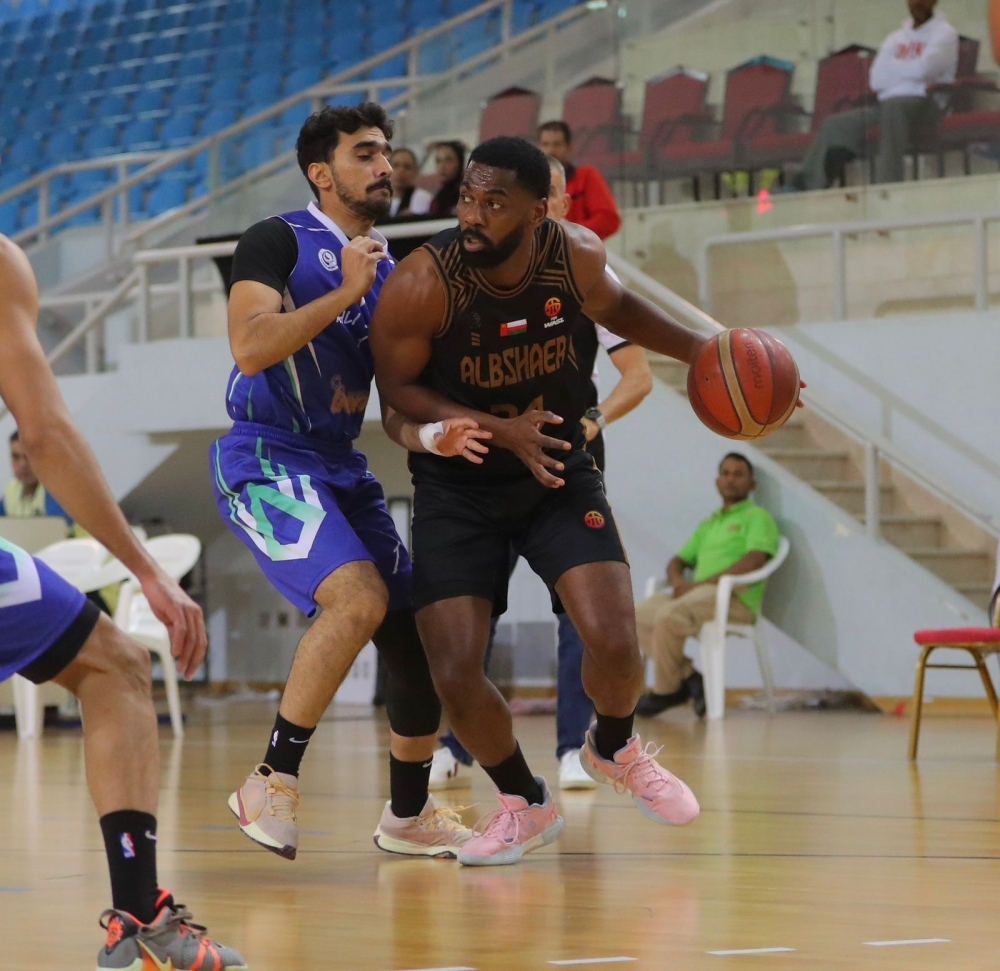 Al Bashayer and Ahli Sidab players fight for the ball. -- Ammar Al Musafir