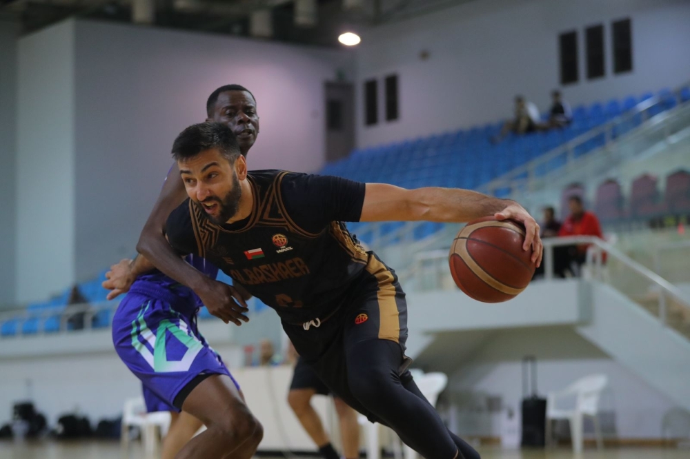 Al Bashayer and Ahli Sidab players fight for the ball. -- Ammar Al Musafir