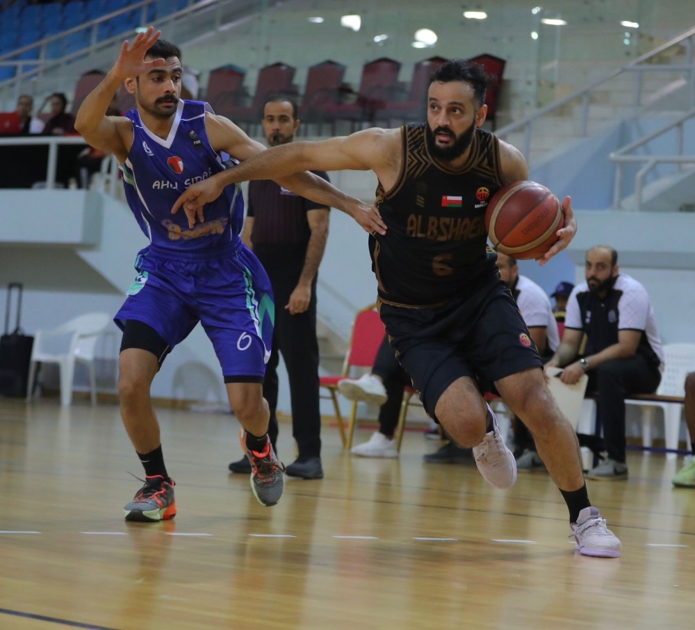 Al Bashayer and Ahli Sidab players fight for the ball. -- Ammar Al Musafir