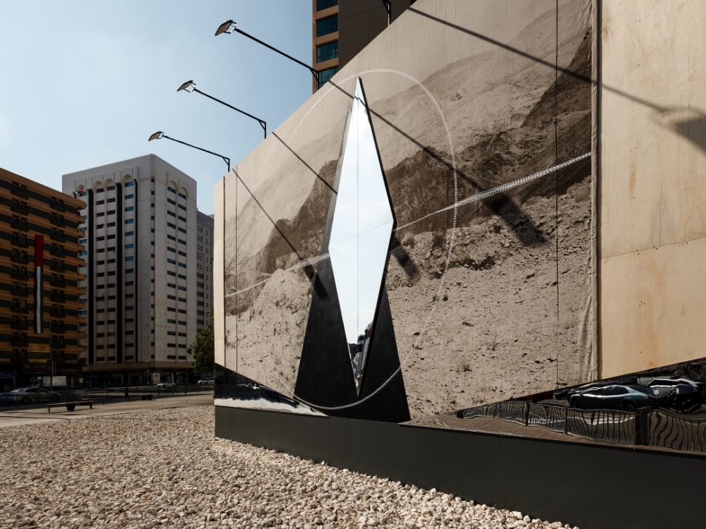 Radhika Khimji, We trapped us in a frame, in the earth_ Reflections on a surface, Public Art Abu Dhabi Biennial 2024 – 2025 © Lance Gerber (2)