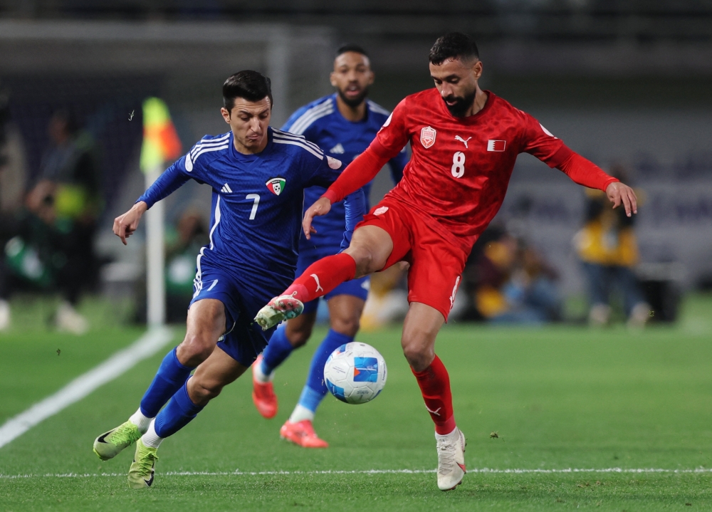 Soccer Football - Gulf Cup - Semi-Final - Kuwait v Bahrain - Jaber Al-Ahmad International Stadium, Kuwait City, Kuwait - December 31, 2024 Kuwait's Mohammad Daham in action with Bahrain's Mohamed Marhoon REUTERS/Mohamed Abd El Ghany
