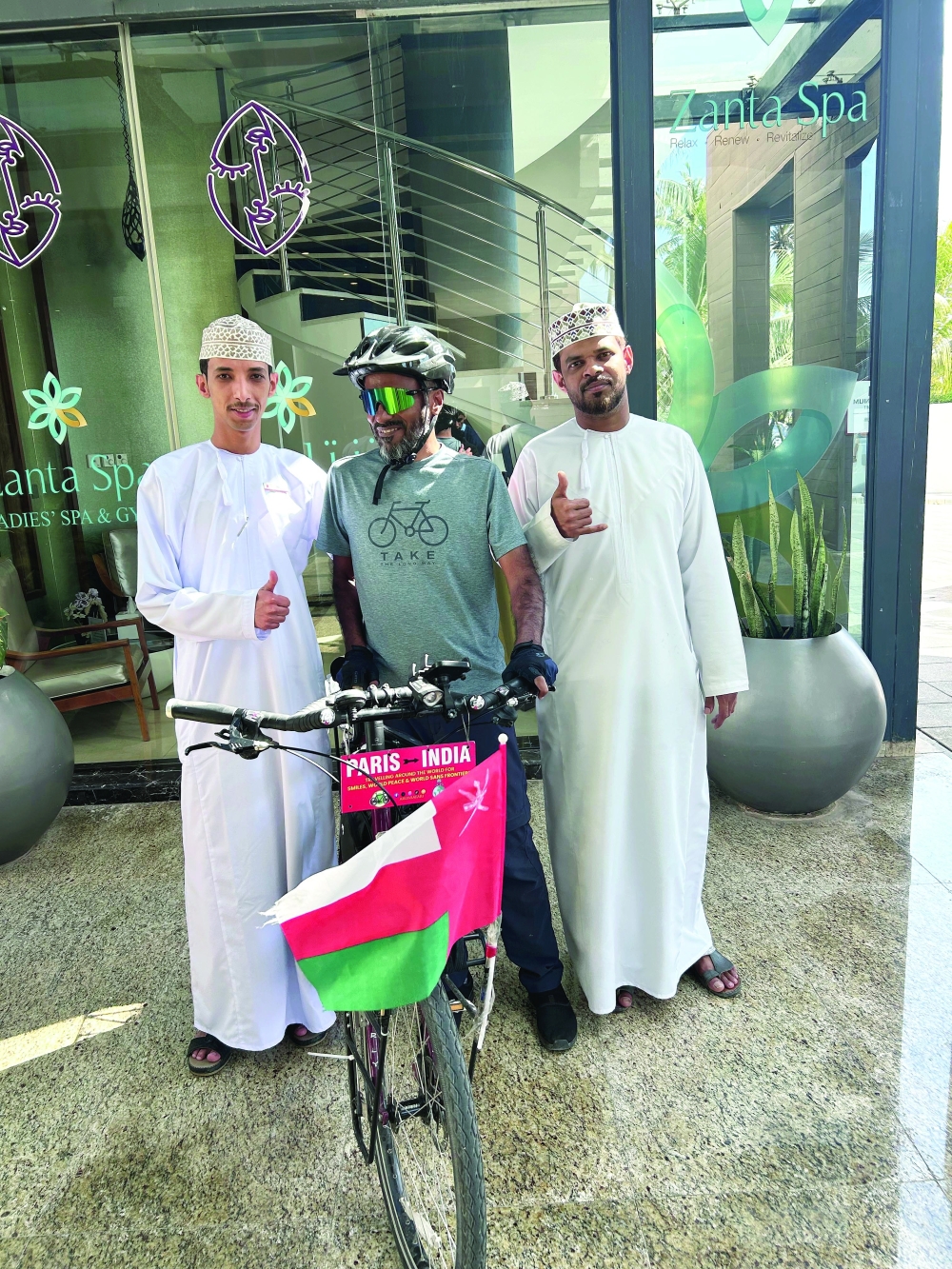 Cyclist Arun Thadagath posing with Omanis in Salalah