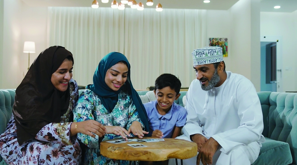 The guide fosters collaboration between foster families and specialists.