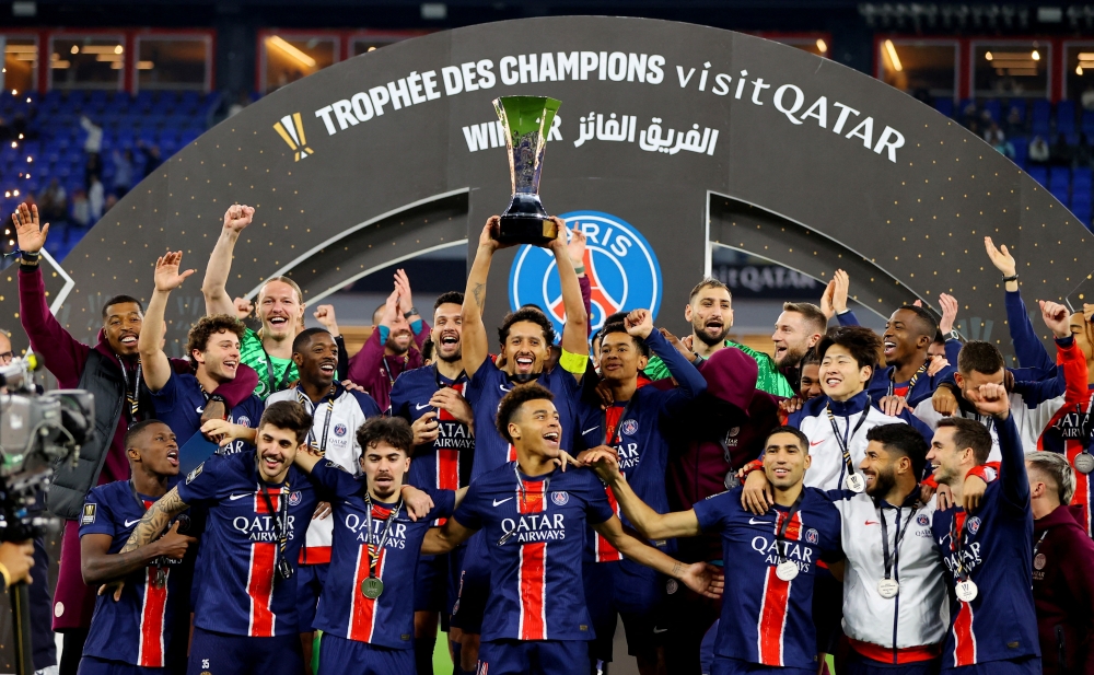 Soccer Football - Trophee des Champions - Final - Paris St Germain v AS Monaco - Stadium 974, Doha, Qatar - January 5, 2025 Paris St Germain players celebrate with the trophy after winning the French Super Cup REUTERS/Ibraheem Al Omari     TPX IMAGES OF THE DAY