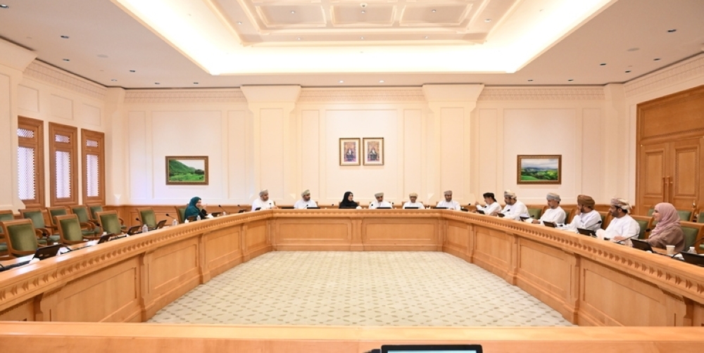 The meeting discussed total Omanisation of the pharmacy profession in private pharmacies and commercial complexes.