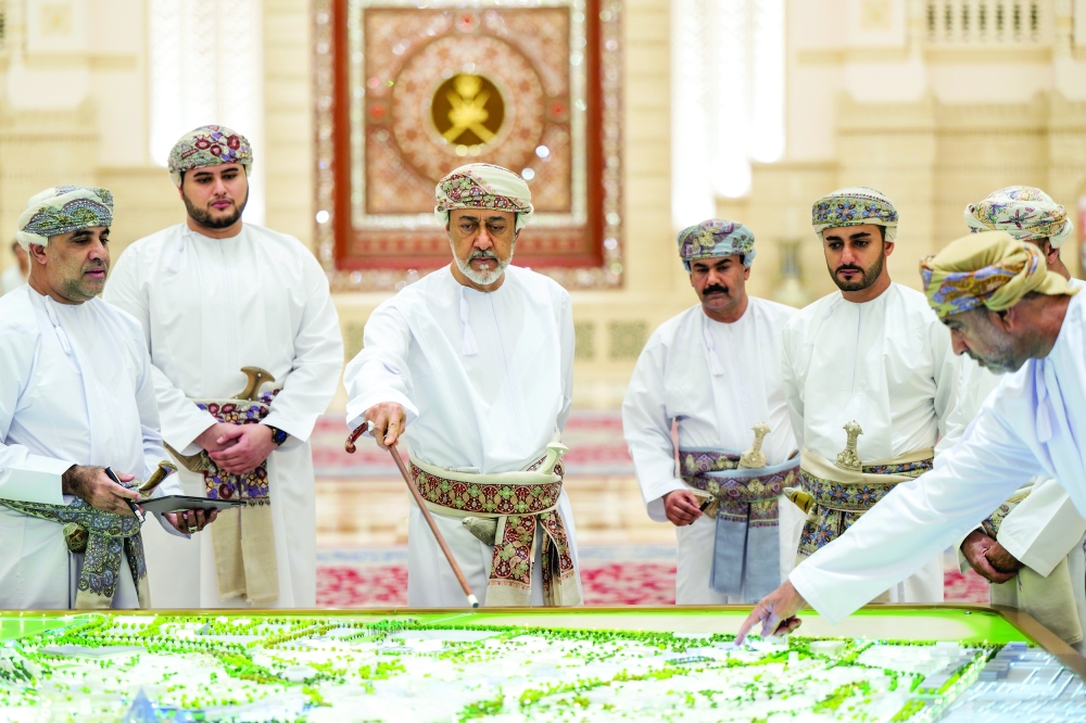 His Majesty Sultan Haitham bin Tarik looks at the model of Sultan Haitham Cit.